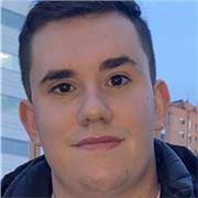 Profesor de lengua imparte clases a niños de todas las edades